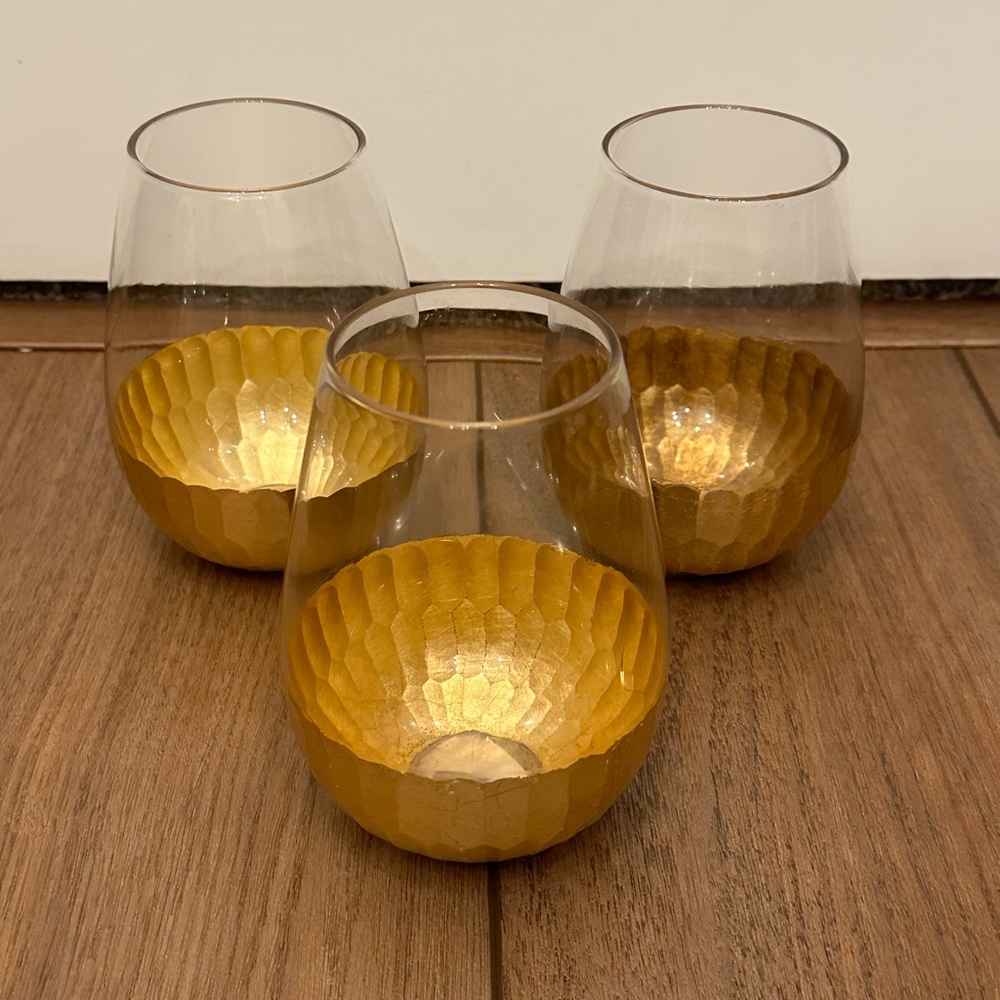 Gold-bottomed wine glasses